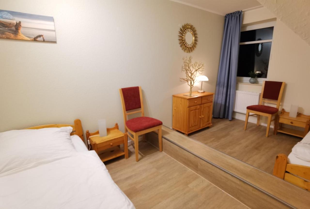 Schaake Hooksiel - Charmante Reetdachwohnung & Kostenfreier Parkplatz Exterior foto